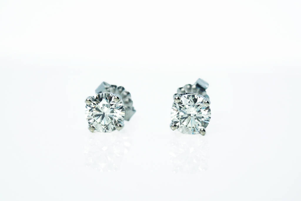 14kt-White-Gold-Diamond-Classic-Style-Stud-Earrings-1024×682