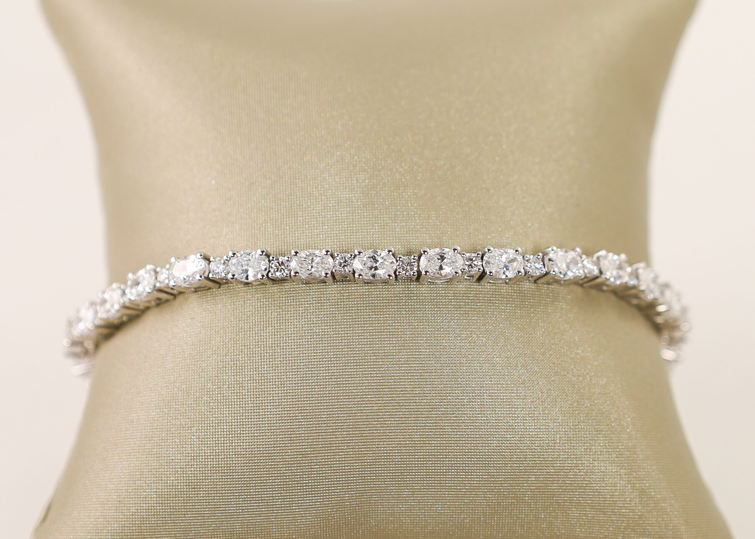 14kt White Gold Lab-Grown Oval Diamond Tennis Bracelet