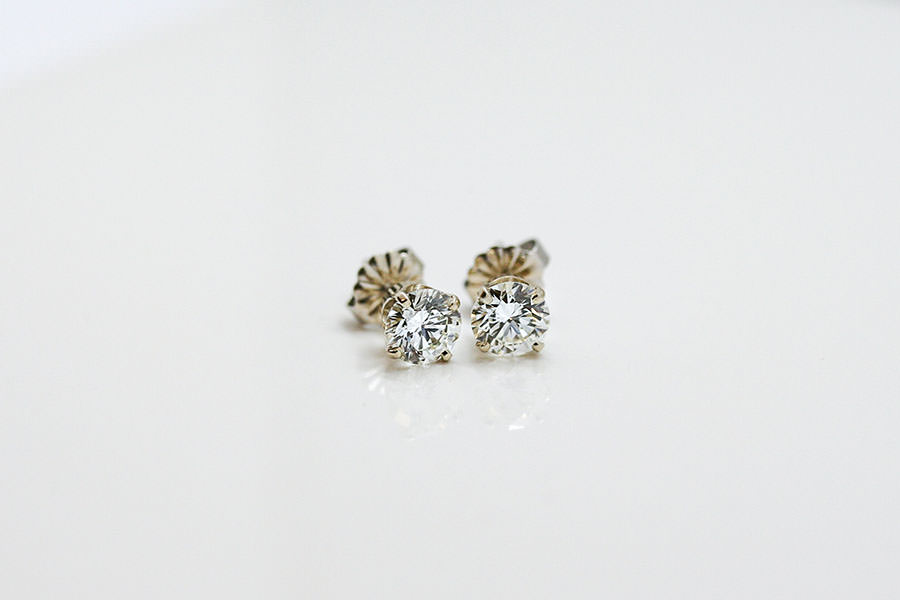 dia-studs-classic