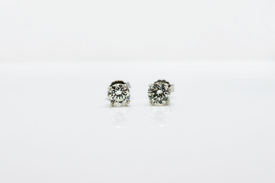 round-classic-dia-studs